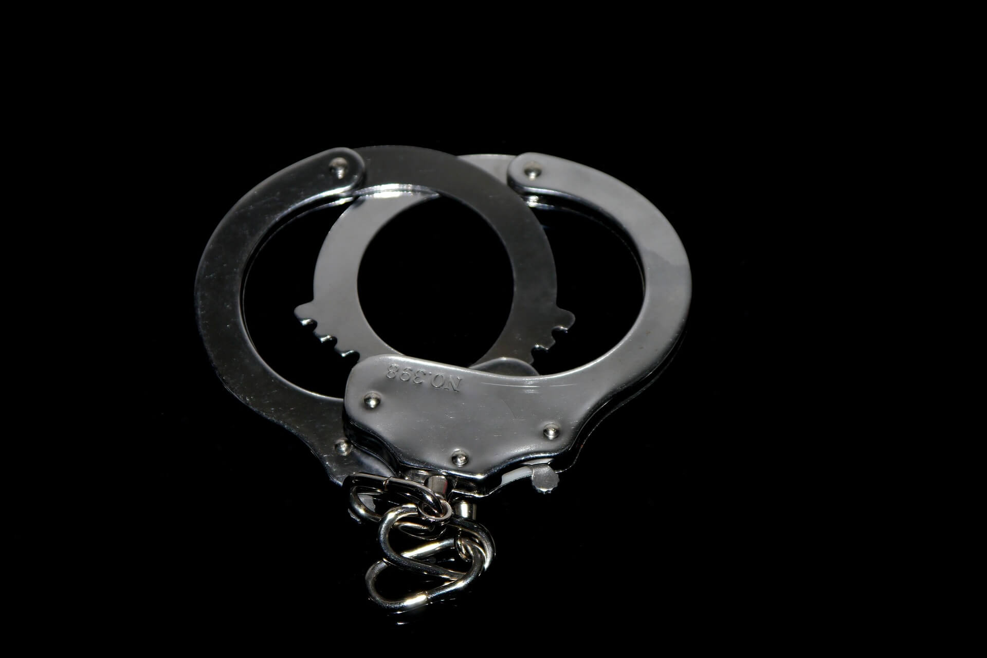 handcuff-1078871_1920