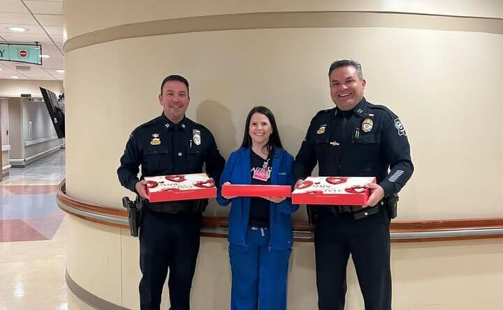Olive Branch police hand out donuts to nurses at Baptist Memorial 🩺👩⚕️👩🏽⚕️🍩 HAPPY NURSES WEEK 🍩👨⚕️👨🏾⚕️🩺